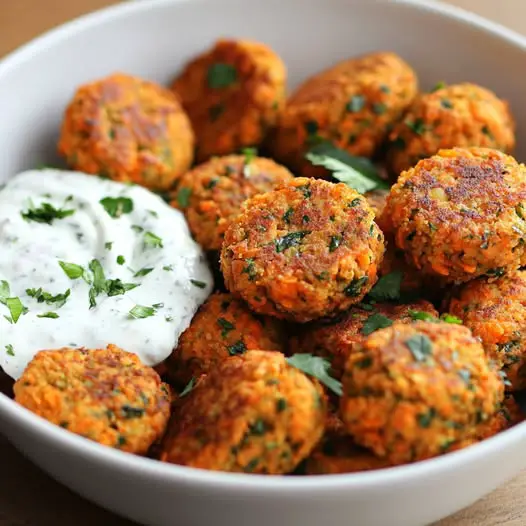 Falafels de zanahoria y garbanzos con salsa de yogur de lima