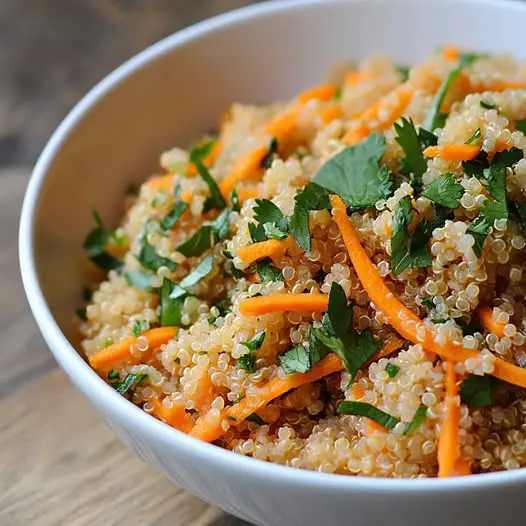 Ensalada de Quinoa Cítrica con Virutas de Zanahoria y Hierbas