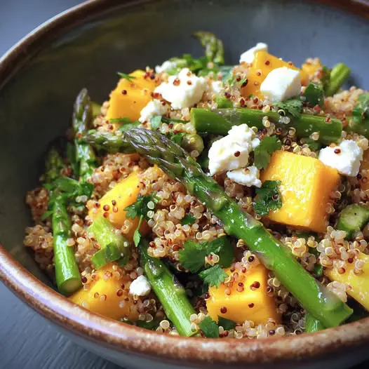 Ensalada de quinua Lukea, espárragos, mango y queso feta