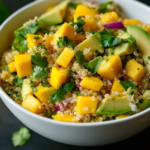 Ensalada de quinoa con mango, aguacate y cilantro