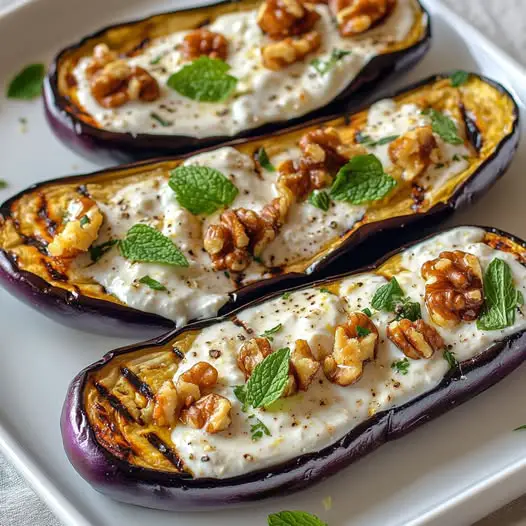 Berenjenas Grilladas con Salsa de Yogur al Limón y Crujiente de Nueces