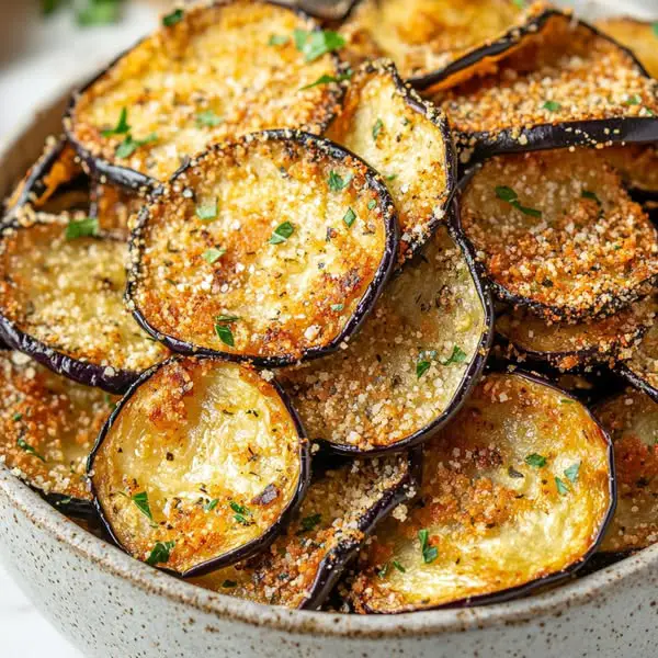 Chips crujientes de berenjena con parmesano y hierbas de Provenza