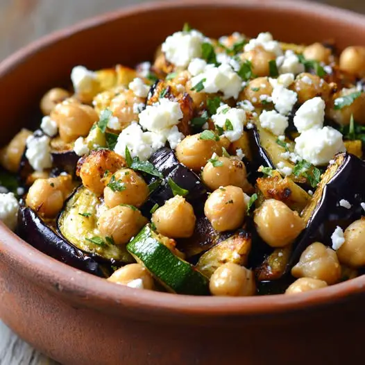 Berenjenas y Calabacines Asados con Orégano y Ajo, Queso Feta y Garbanzos Crujientes