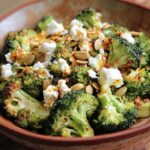 Brócoli Asado con Comino y Pimentón Dulce, Queso Feta y Semillas de Calabaza