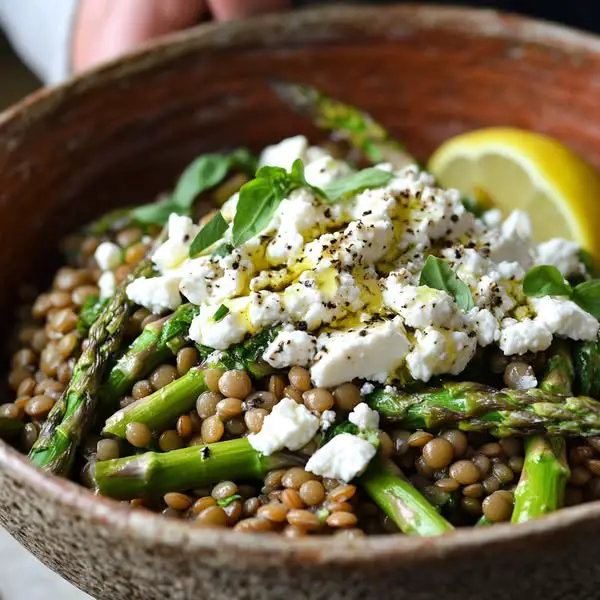 Ensalada tibia de lentejas, espárragos y queso feta con albahaca