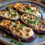 Berenjena asada en Tahini, Halloumi a la parrilla y avellanas con garbanzos de horno