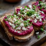 Tosta de Pan de Centeno con Hummus de Remolacha y Queso de Cabra