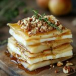 Millefeuille de manzanas caramelizadas, camembert y nueces