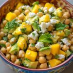Ensalada de Garbanzos con Mango, Aguacate, Hierbabuena y Feta