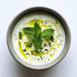 Frescura Cenital: Sopa Fría de Calabacín con Lima y Yogur Griego