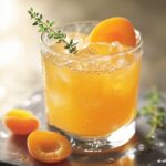 Cóctel sin alcohol de albaricoque, limón y tomillo